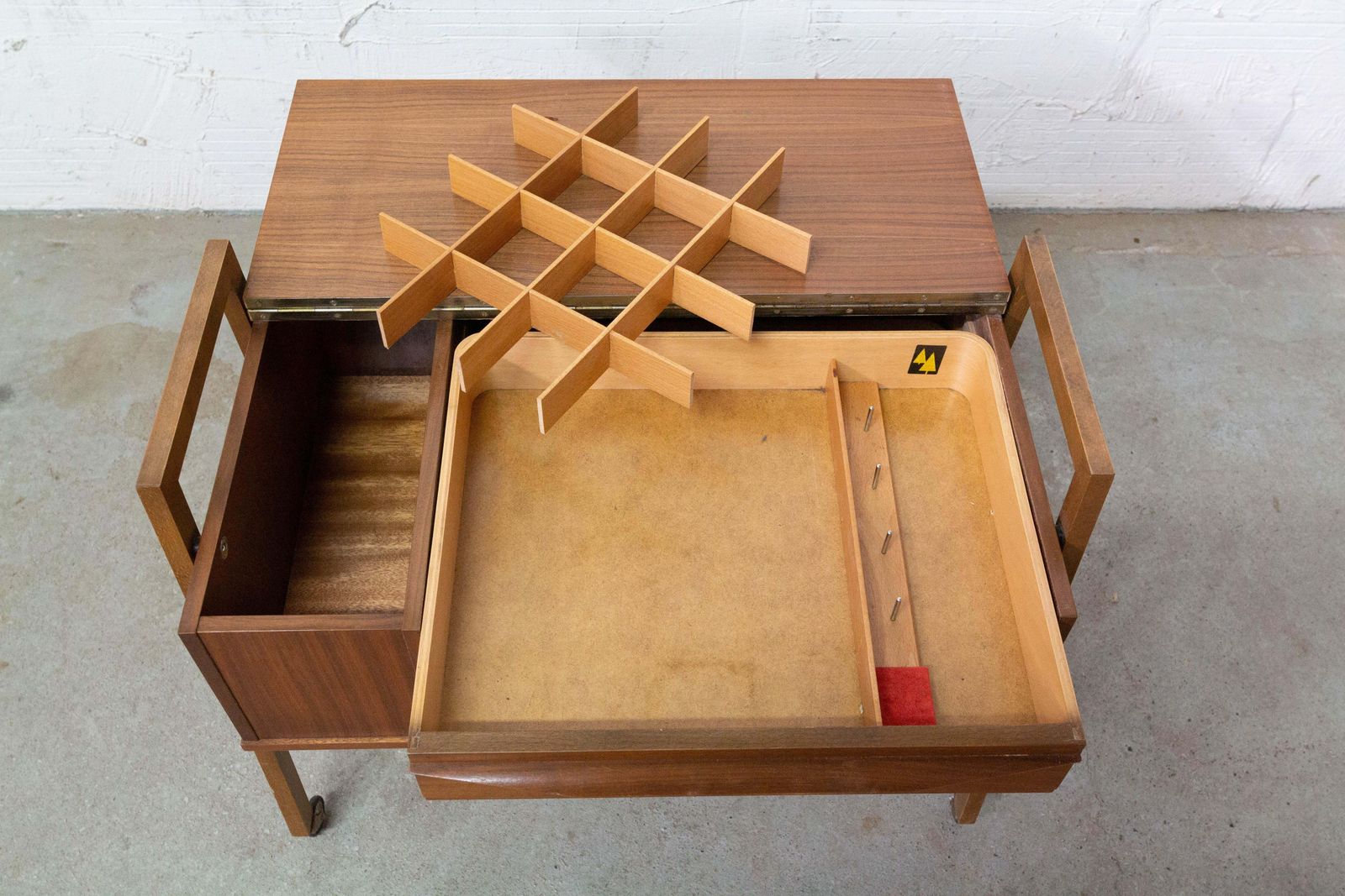 339.15 Table d'appoint scandinave en teck sur roulettes, mid-century photo