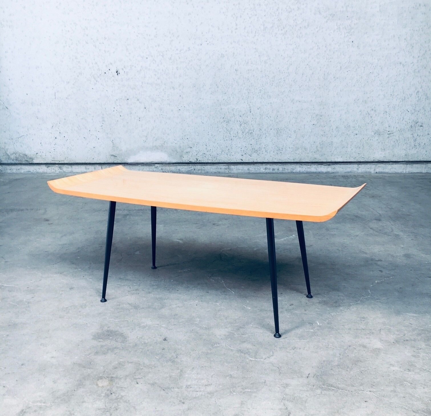 Mid Century Modern Design Salontafel, Jaren 1950, België photo for sale