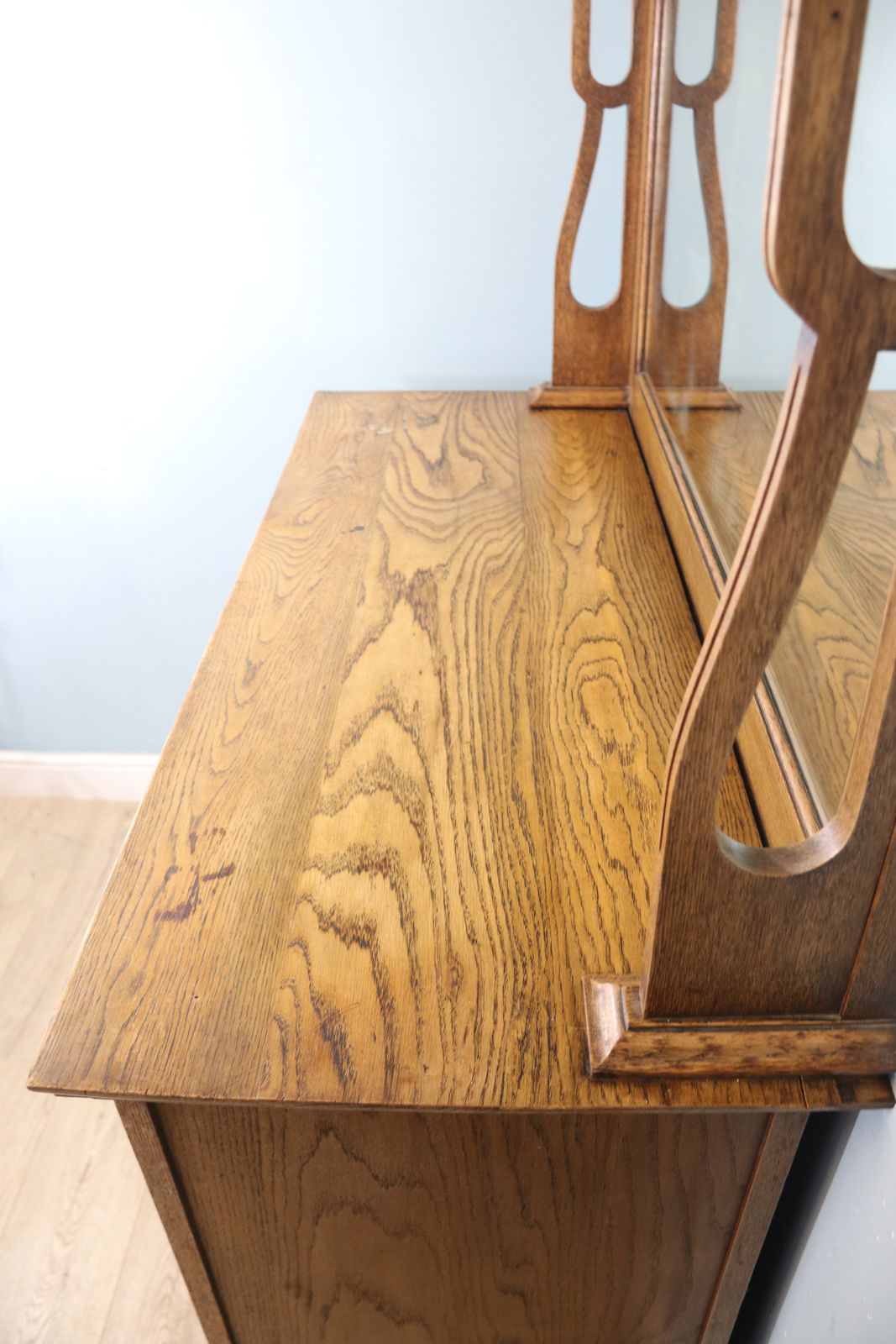 photo vinterior Arts And Crafts Style! A Super Quality Late Victorian Oak Sideboard With An Arts And Crafts Influenced Style.