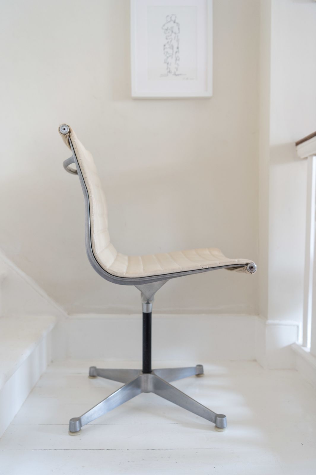 Charles & Ray Eames Chair Manufactured By Hille. 1st Generation 1960s. Rare Chair. photo furniture