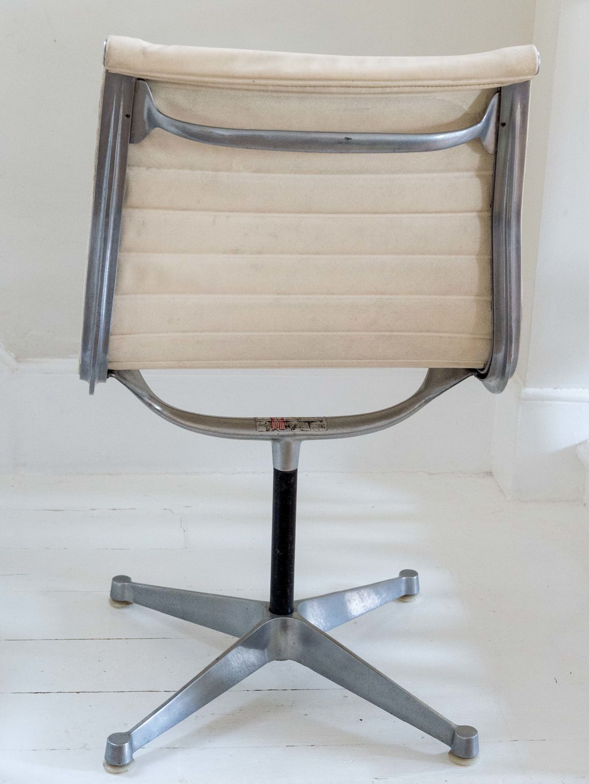 photo for sale Charles & Ray Eames Chair Manufactured By Hille. 1st Generation 1960s. Rare Chair.