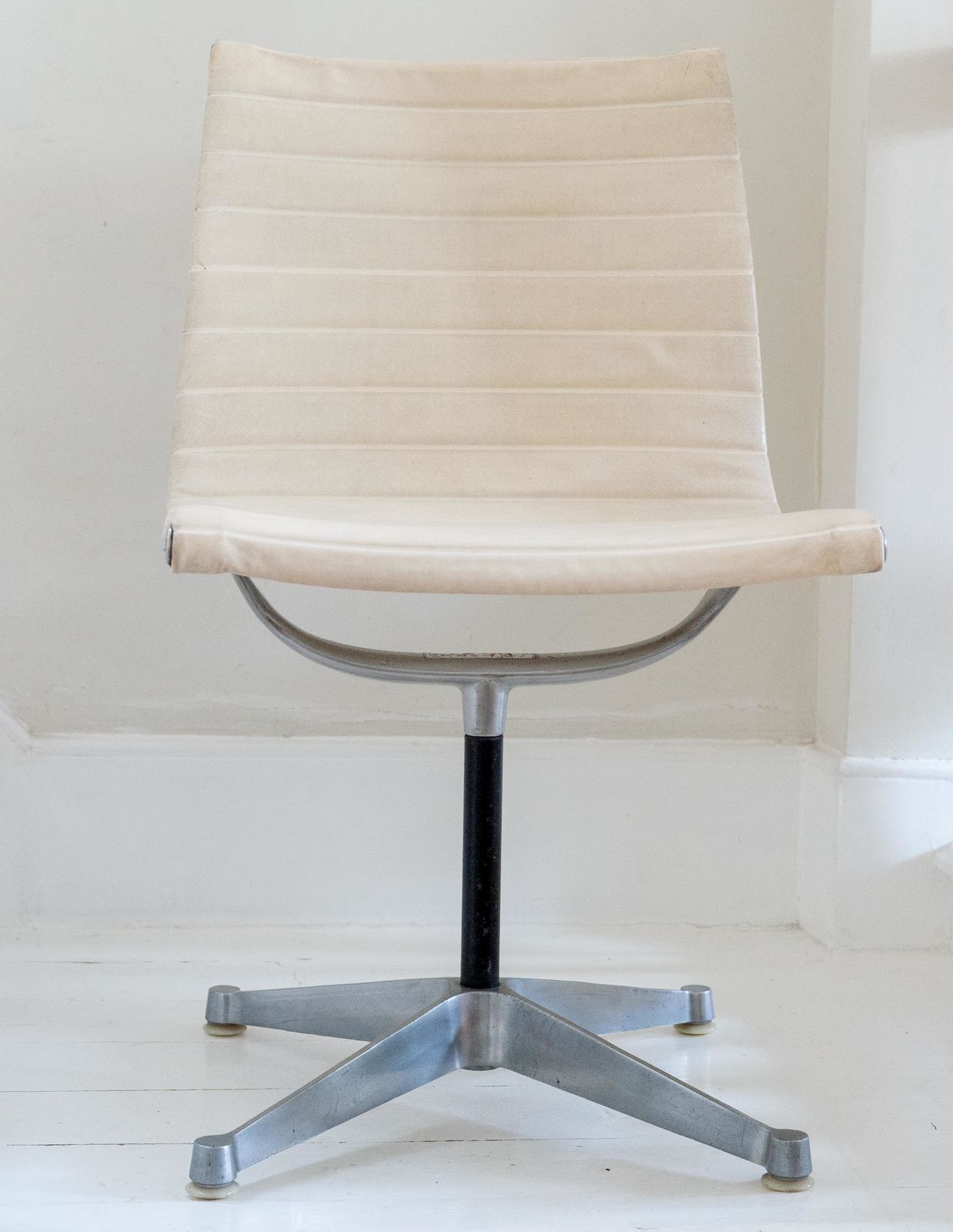 Furniture Charles & Ray Eames Chair Manufactured By Hille. 1st Generation 1960s. Rare Chair. photo