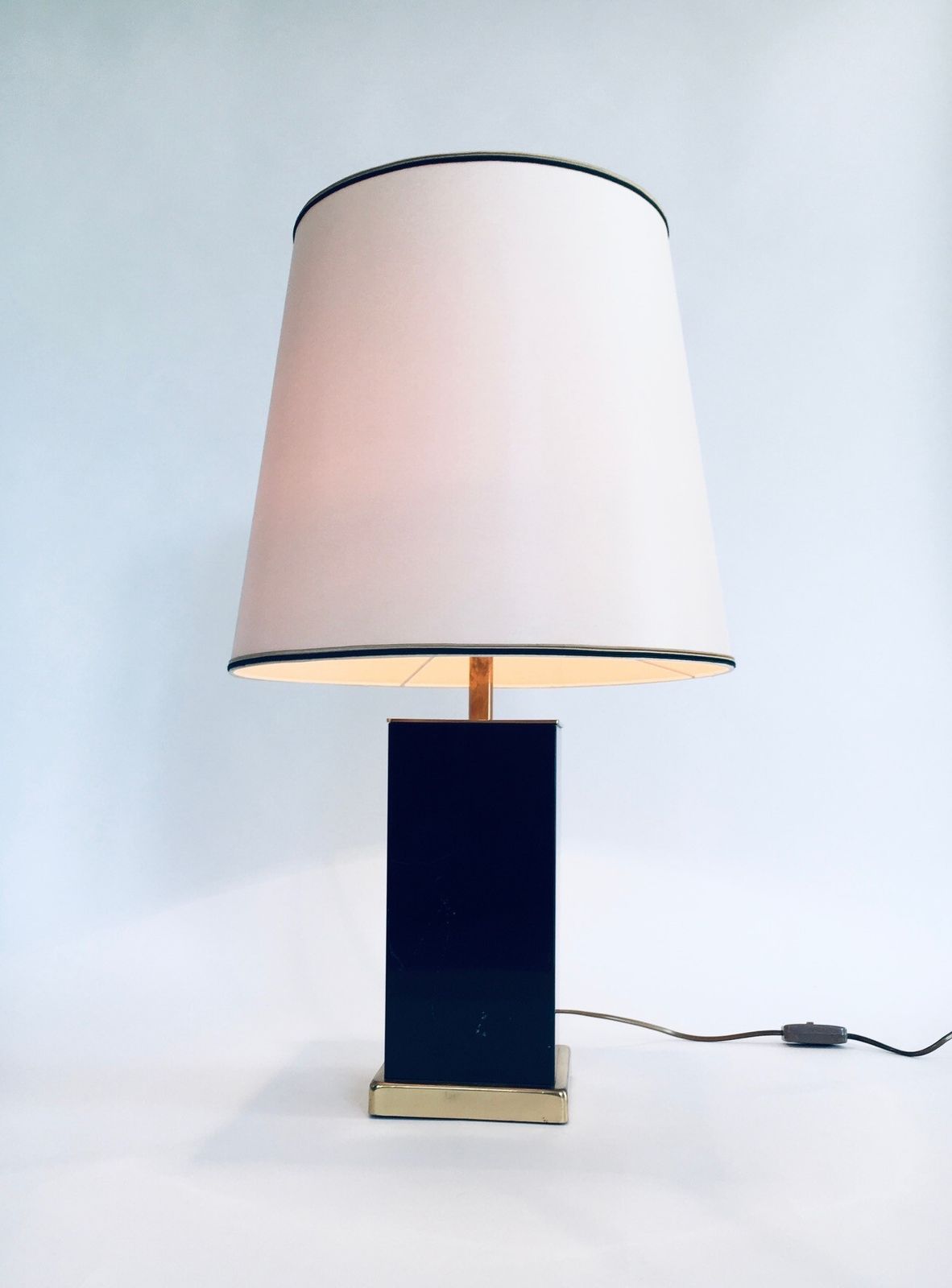 Hollywood Regency Stijl Zwart Gouden Vierkante Tafellamp Uit De Jaren 1970 photo Verlichting