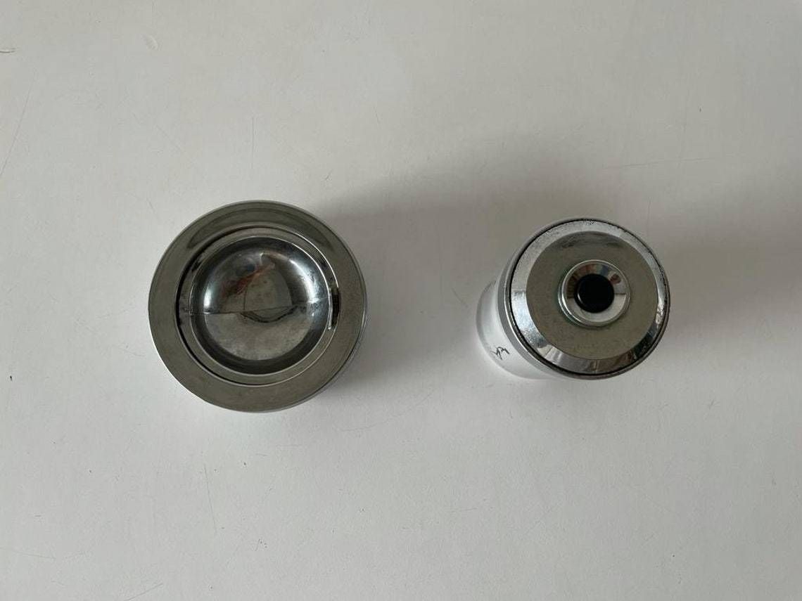 photo for sale Mid Century Modern Set Of 2 Ashtray And Cigarette Dispenser By Radaelli 1960s Italy