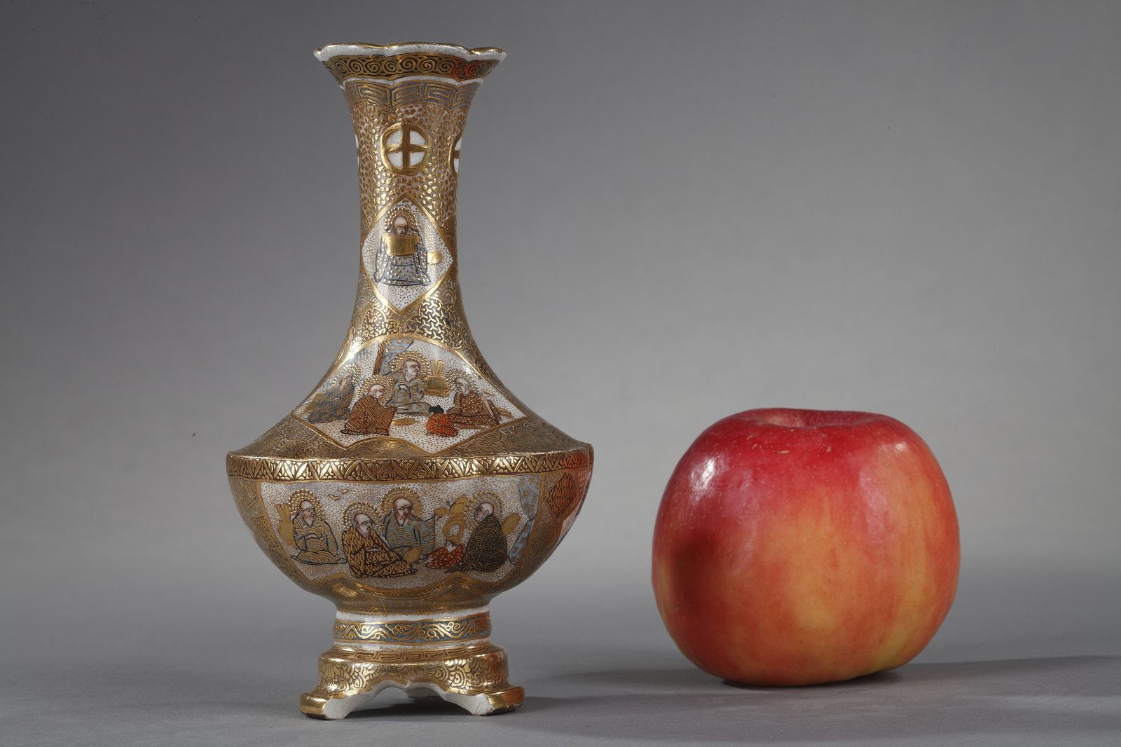 Petit vase tripode Satsuma décoré des 18 Luohans, XIXe siècle photo furniture