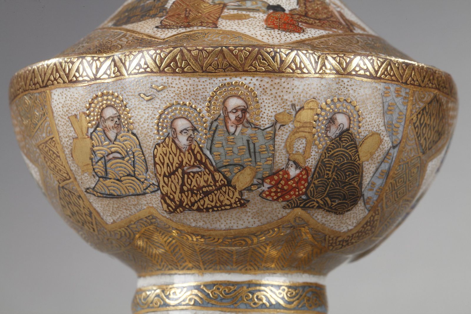 Petit vase tripode Satsuma décoré des 18 Luohans, XIXe siècle photo Décoration