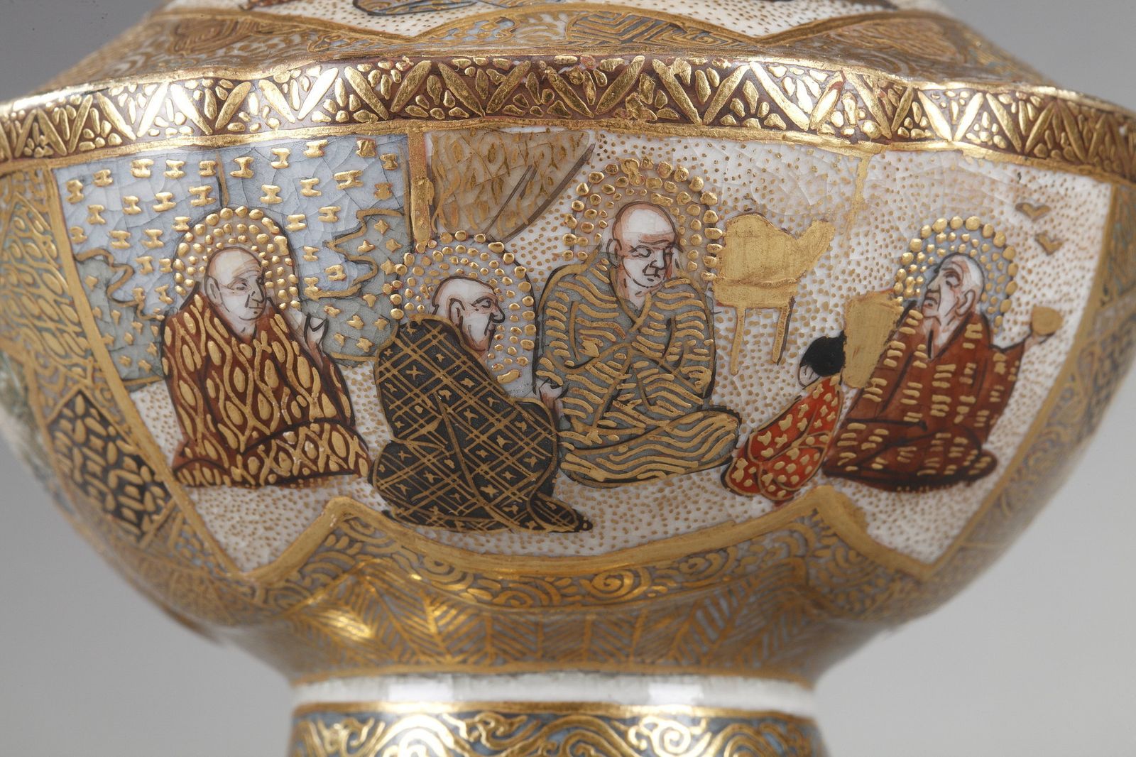 Petit vase tripode Satsuma décoré des 18 Luohans, XIXe siècle photo 902.0