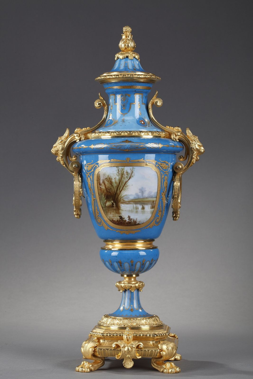 Paire de vases couverts en porcelaine polychrome dans le goût de Sèvres photo vinterior