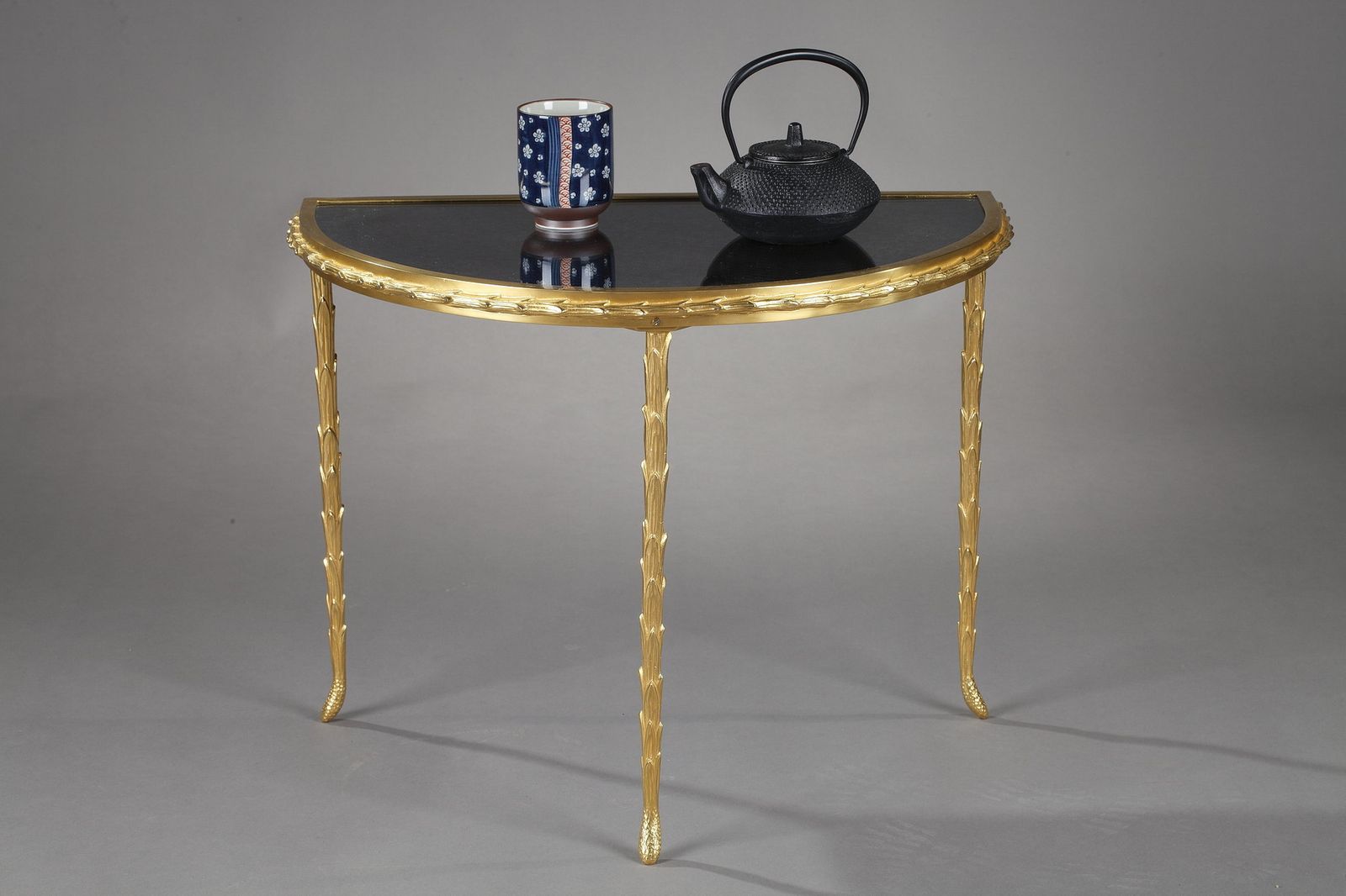 photo vintage Petite table demi-lune Maison Baguès, plateau en miroir vieilli, en bronze