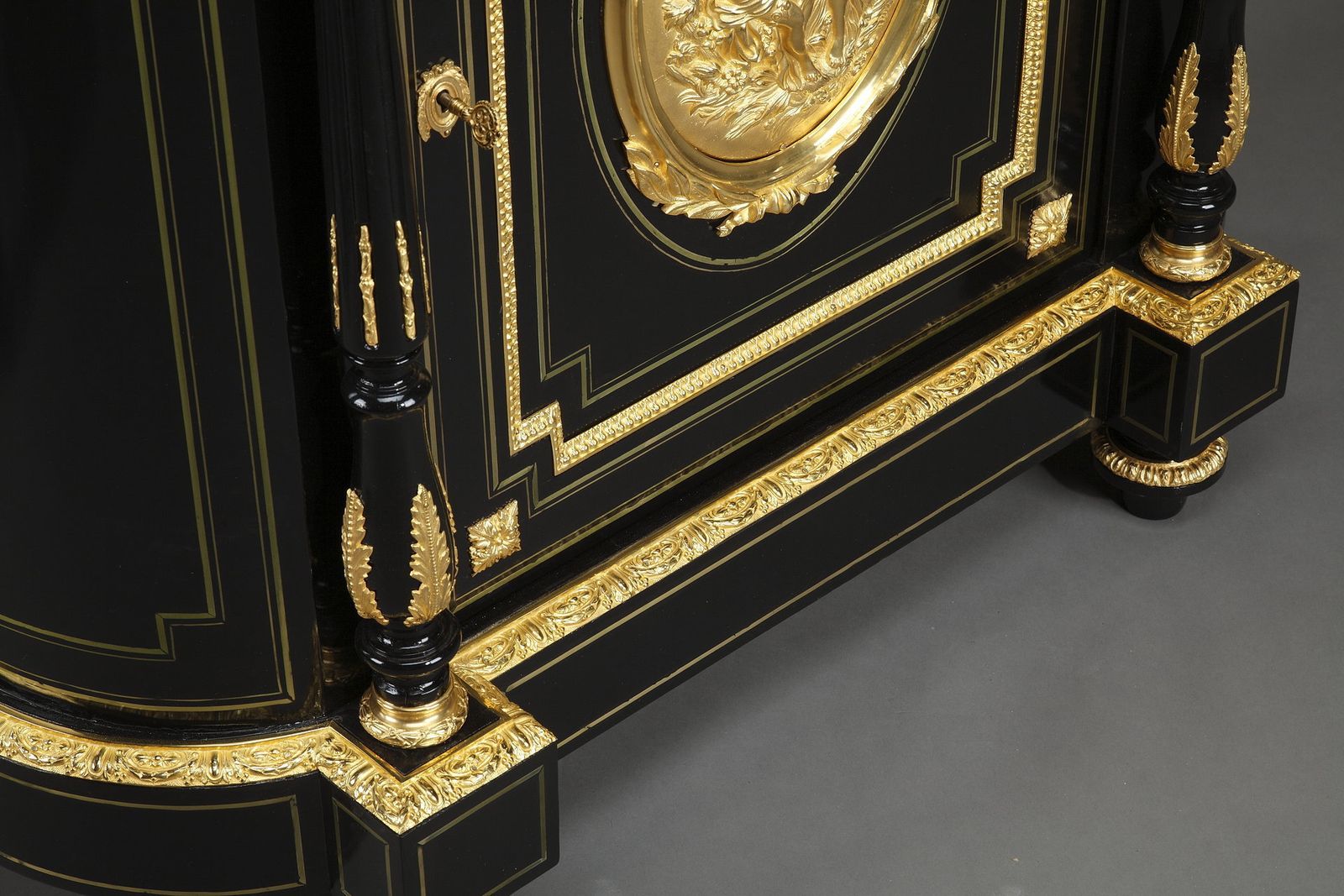 8115.0 Buffet Napoléon III en bois noirci et bronzes dorés photo