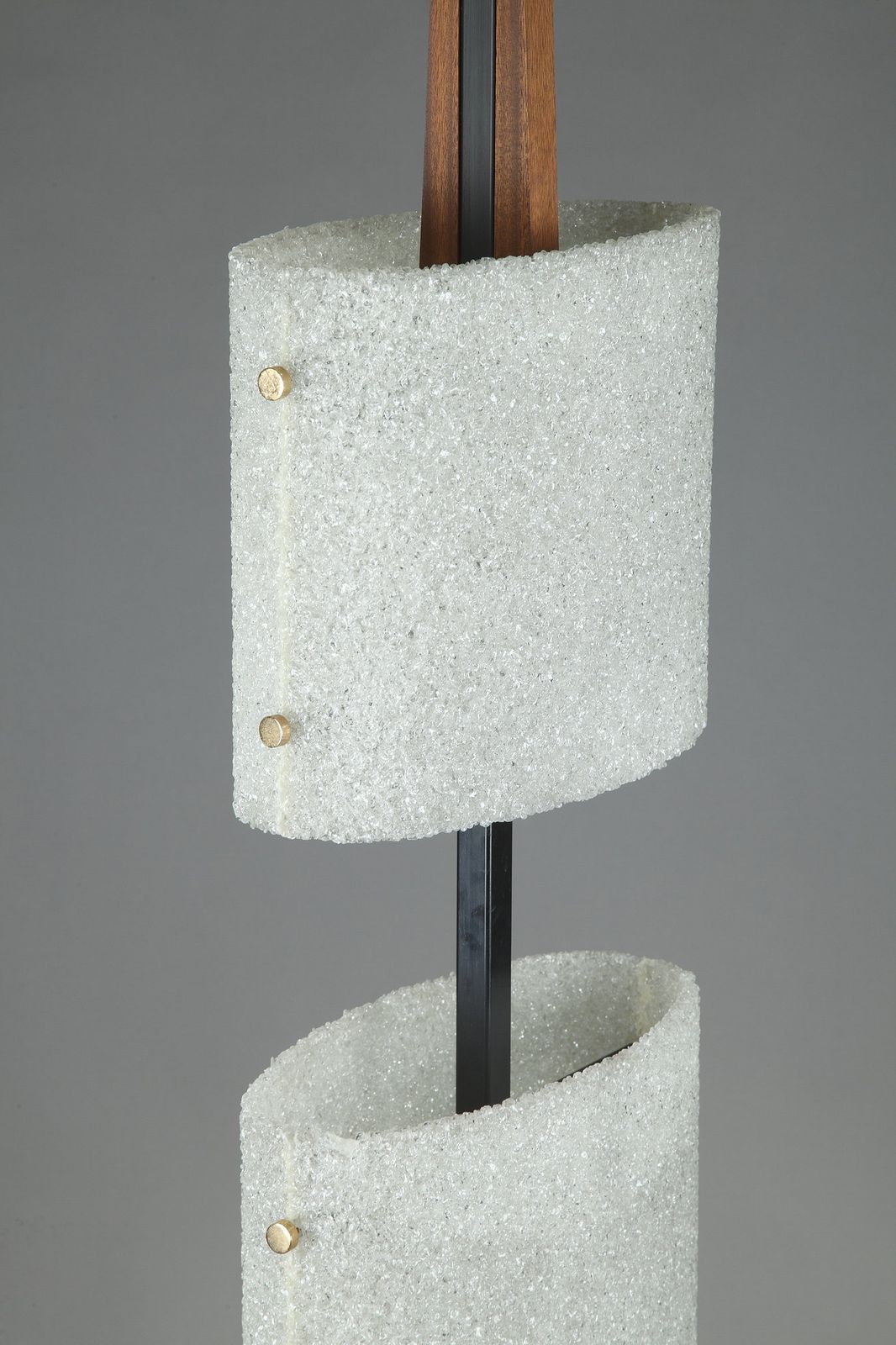 photo furniture Scandinavische Vloerlamp in Zwart Gelakt Staal en Teak met Twee Granieten Perspex Diffusers