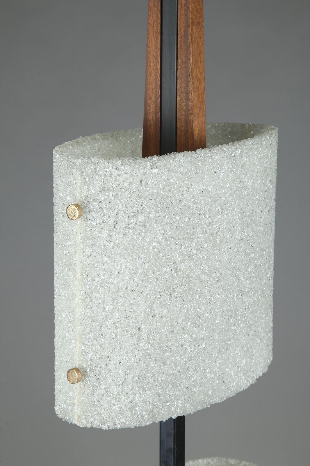 photo vinterior Scandinavische Vloerlamp in Zwart Gelakt Staal en Teak met Twee Granieten Perspex Diffusers