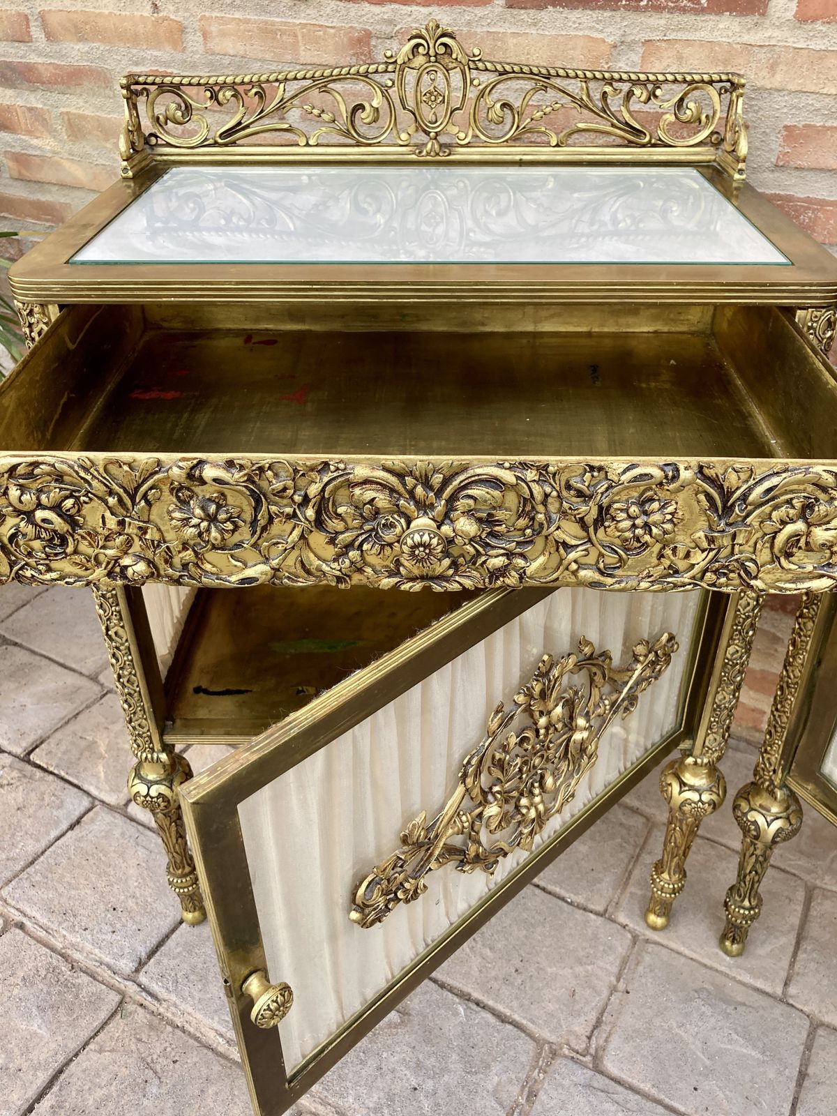 Paar 19e Eeuwse Belle époque Franse Bronzen Vitrinekastjes Met Glazen Deuren En Messing Lades photo buy