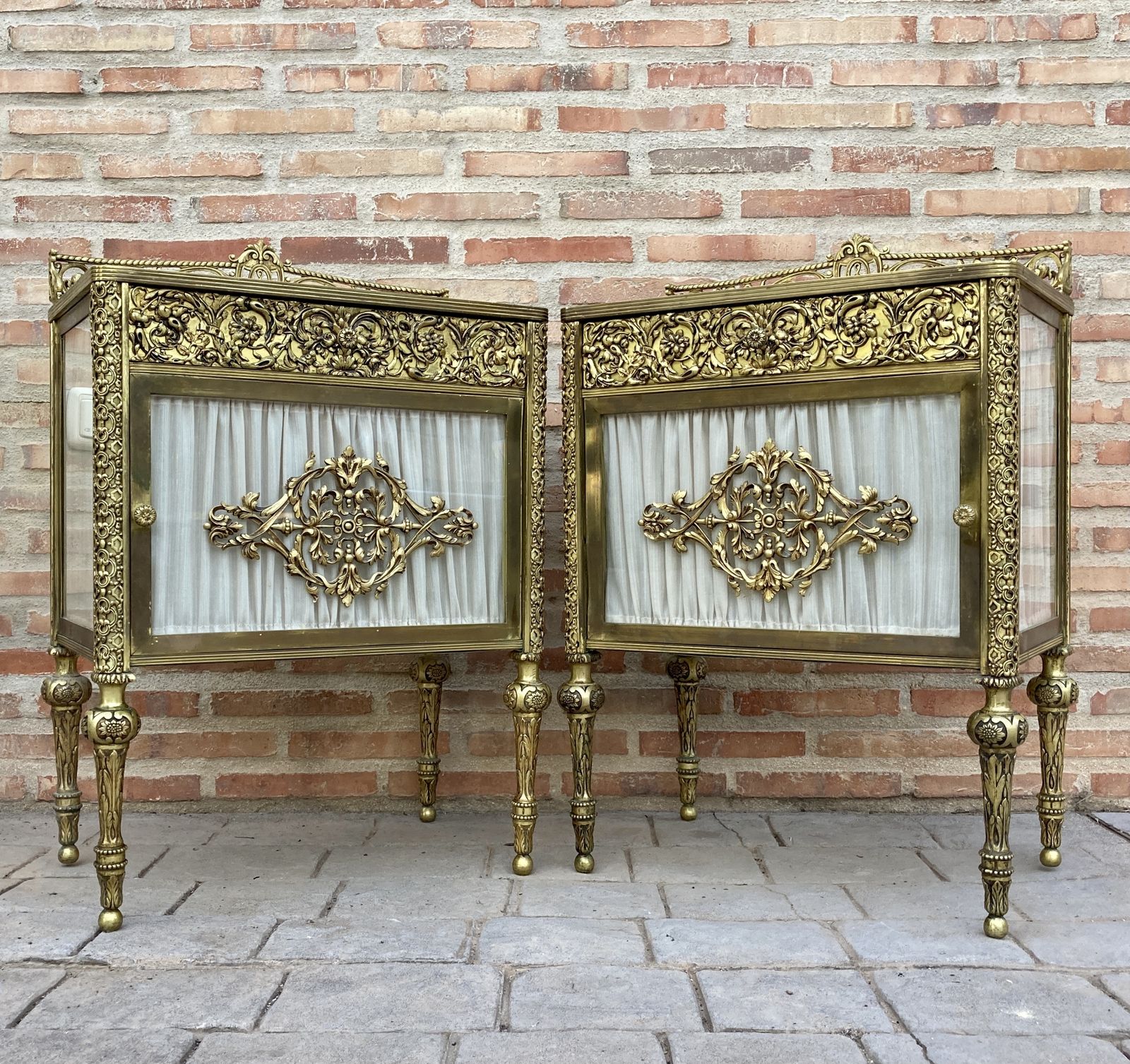 Paar 19e Eeuwse Belle époque Franse Bronzen Vitrinekastjes Met Glazen Deuren En Messing Lades photo vintage