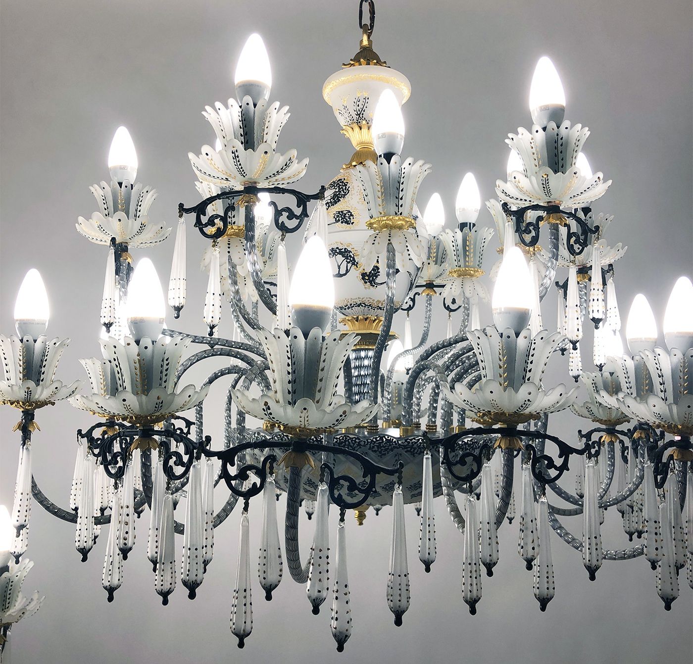 Pair Large 1970s Italian Venetian Glass Gilt 24 Bulb Belle Epoque Chandeliers Decorative Interior Design Hotel photo vinterior