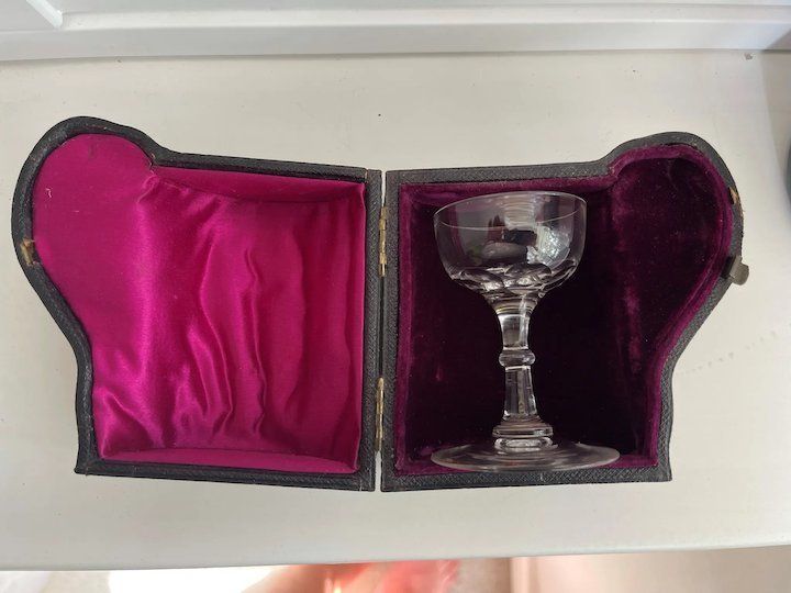 photo furniture Victorian Travelling Crystal Glass And Case
