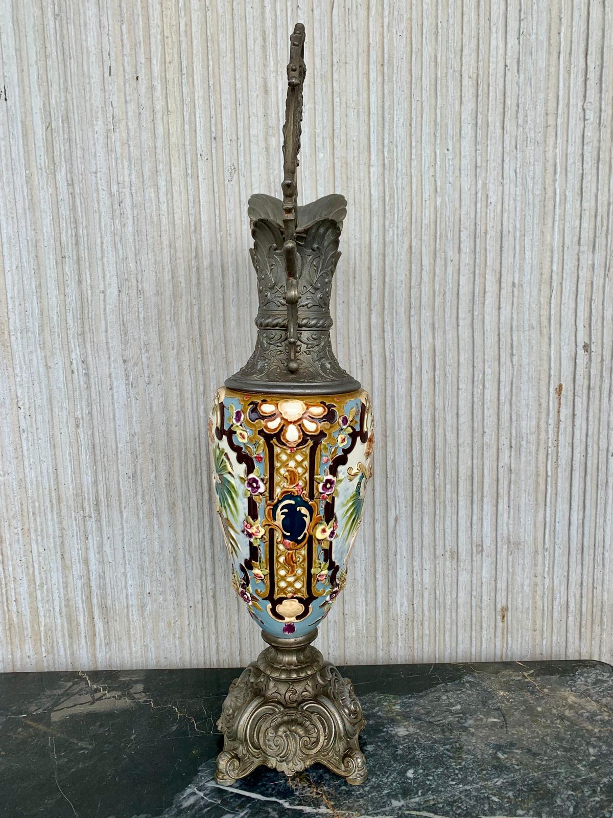 Vase aiguière en faïence française peinte à la main, XIXe siècle photo furniture