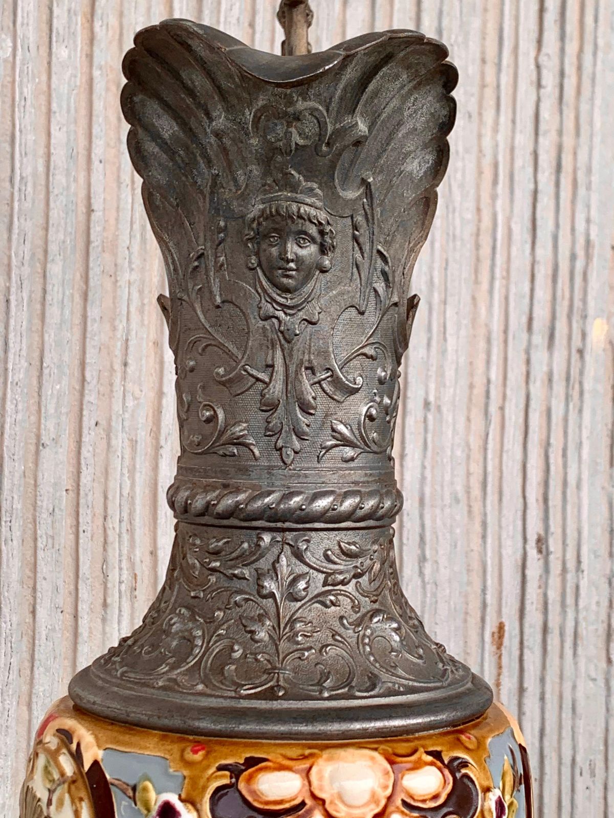 Vase aiguière en faïence française peinte à la main, XIXe siècle photo vinterior