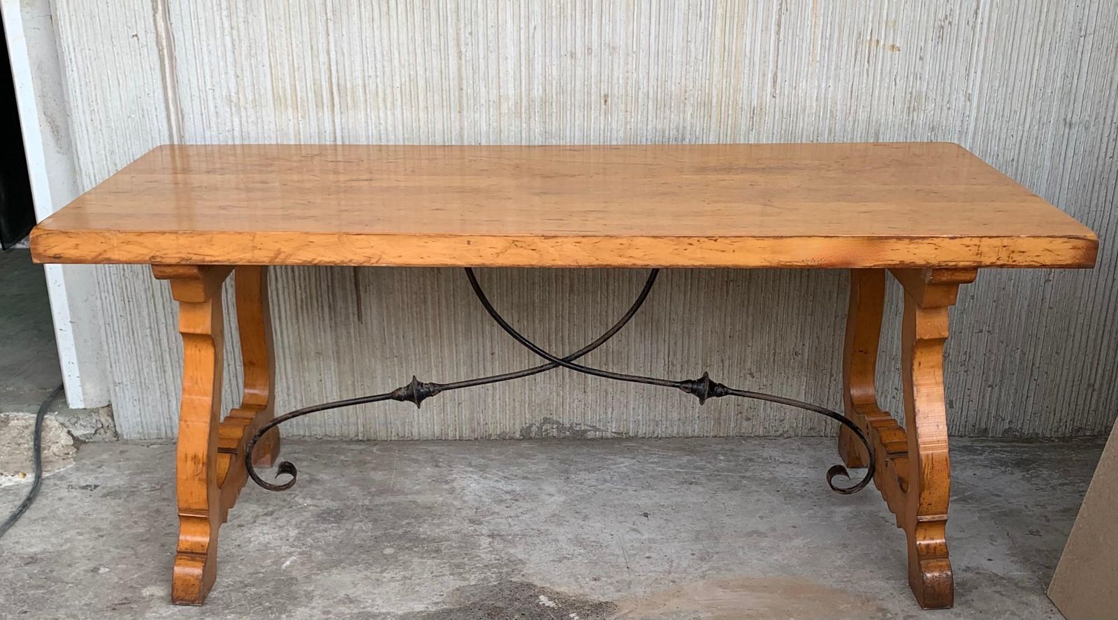 Table de ferme à manger espagnole du XXe siècle, pieds en lyre en cyprès, tréteaux photo for sale
