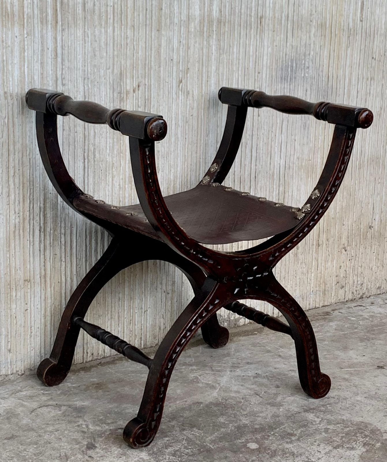 Paire de bancs gustaviens d'époque, XIXe siècle, têtes et sabots de bélier sculptés photo Mobilier