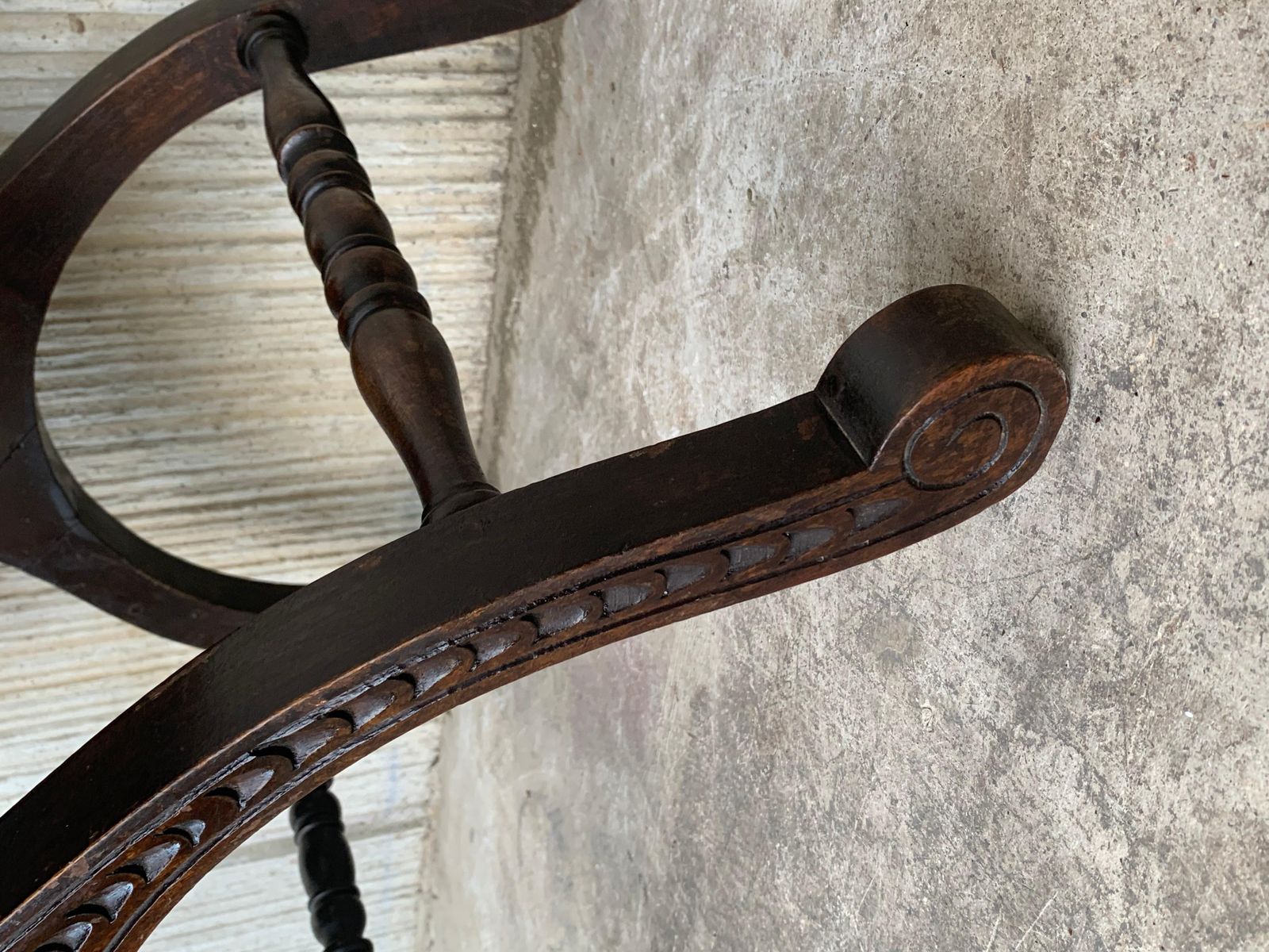 Paire de bancs gustaviens d'époque, XIXe siècle, têtes et sabots de bélier sculptés photo vinterior