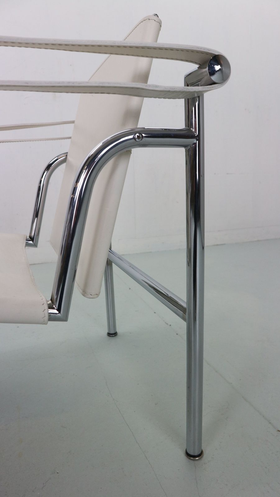 Le Corbusier Set Of 2 White Leather Armchairs Model, Lc1 For Cassina, 1970s photo buy