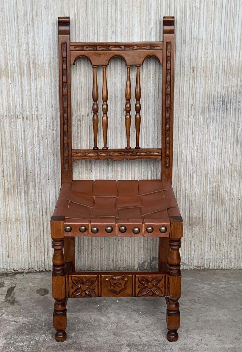 Ensemble de quatre chaises espagnoles sculptées, assise et dossier en cuir, XIXe siècle photo furniture