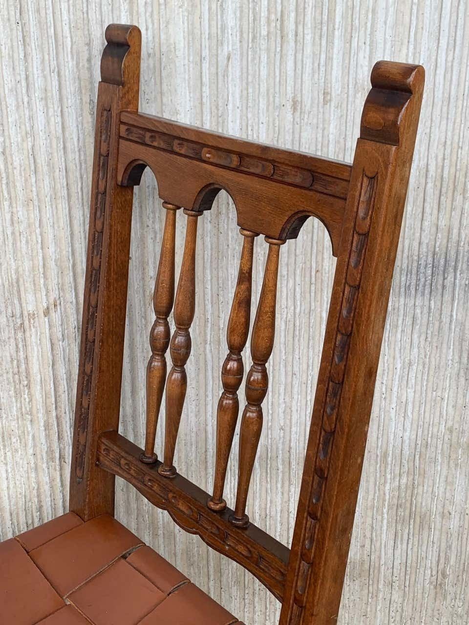 Ensemble de quatre chaises espagnoles sculptées, assise et dossier en cuir, XIXe siècle photo vintage