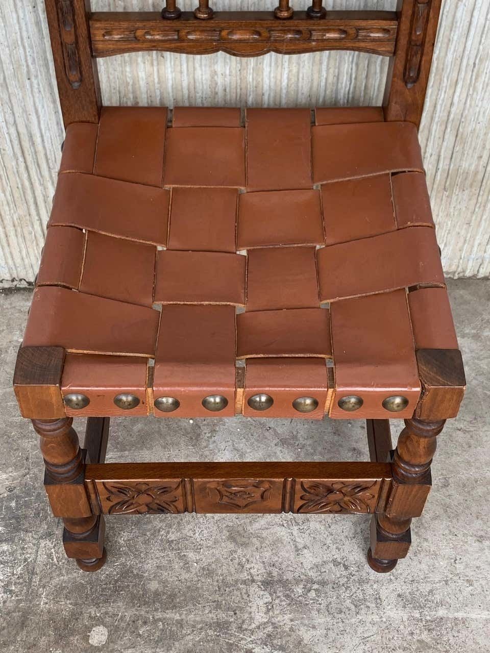 photo for sale Ensemble de quatre chaises espagnoles sculptées, assise et dossier en cuir, XIXe siècle