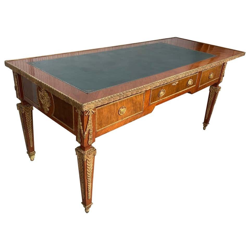 Bureau plat de style Louis XVI, montures en bronze doré, plateau en cuir