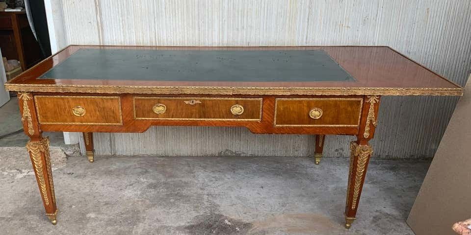 Bureau plat de style Louis XVI, montures en bronze doré, plateau en cuir photo furniture
