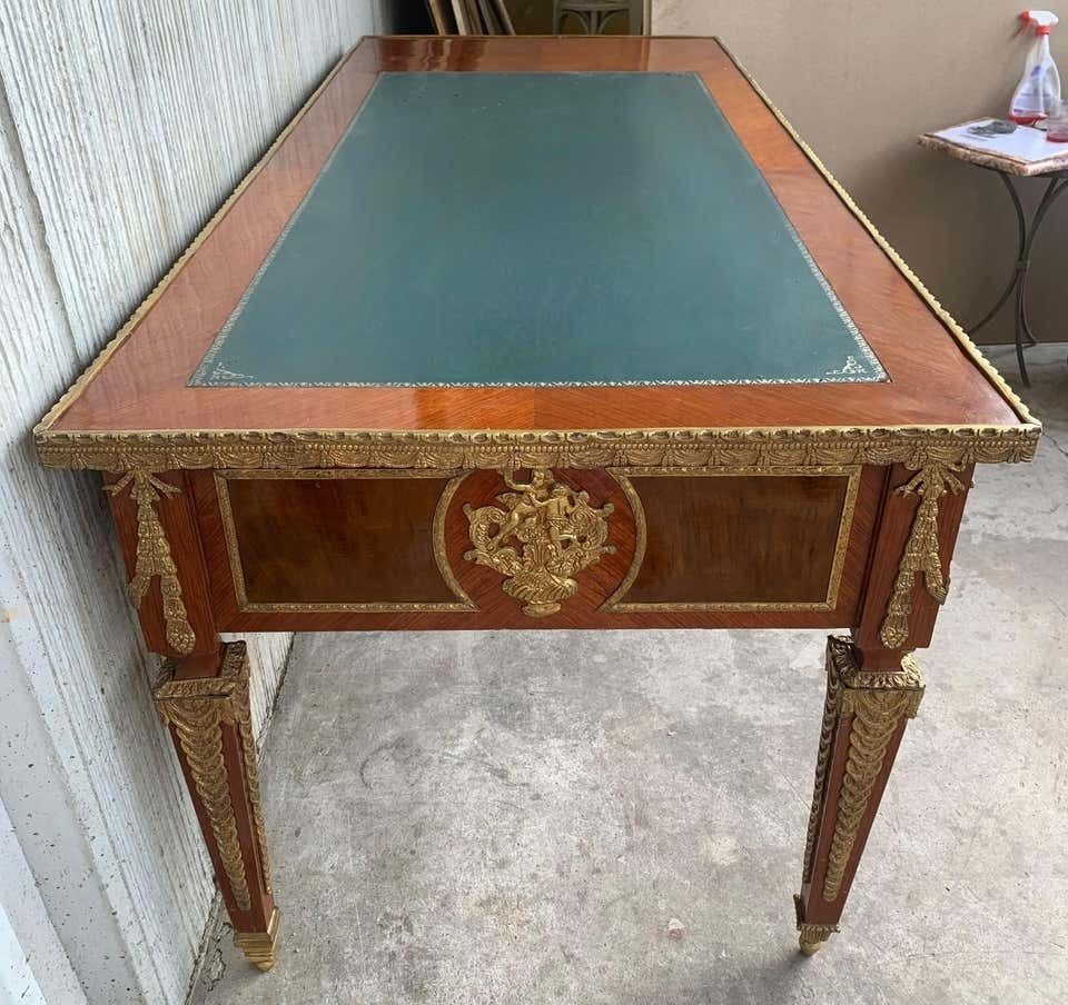 Bureau plat de style Louis XVI, montures en bronze doré, plateau en cuir photo vinterior