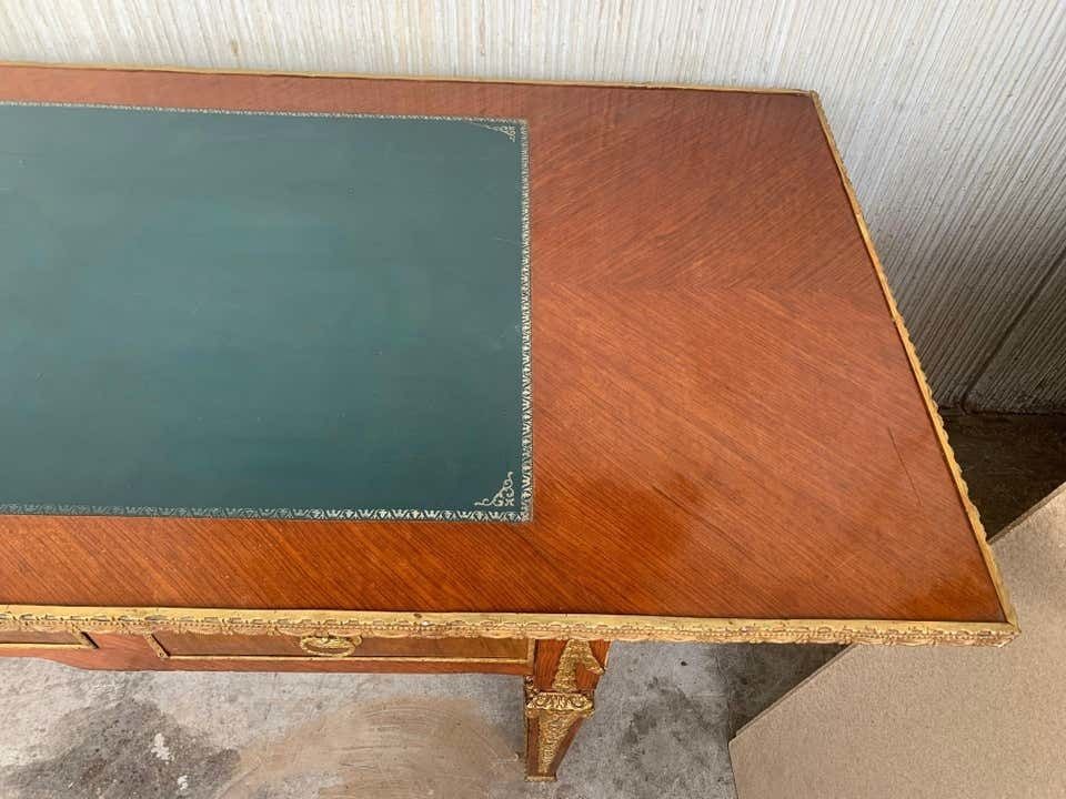 photo vinterior Bureau plat de style Louis XVI, montures en bronze doré, plateau en cuir