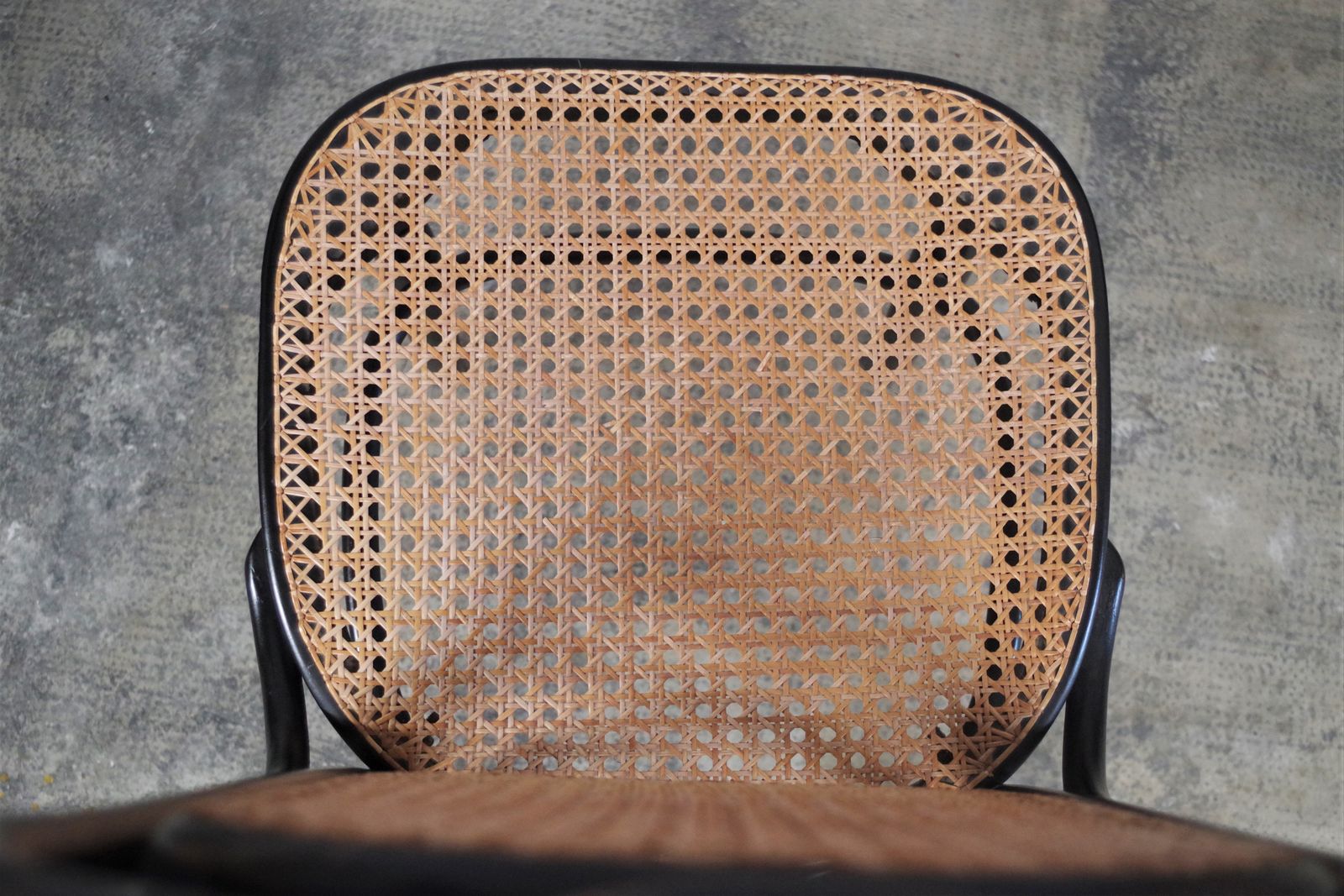 photo vintage Thonet Style Chairs In Bent Beech Wood And Vienna Straw Seat From The 80s