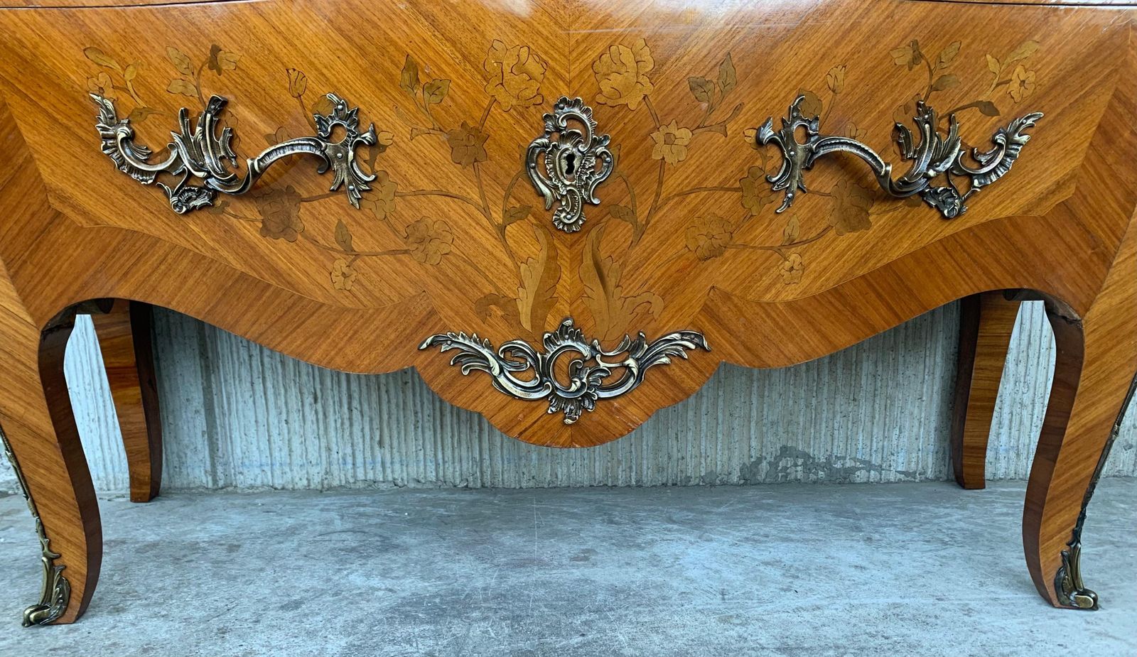 photo vintage French Louis XV Style Fine Kingwood And Marquetry Ormolu Mounted Bombe Commode