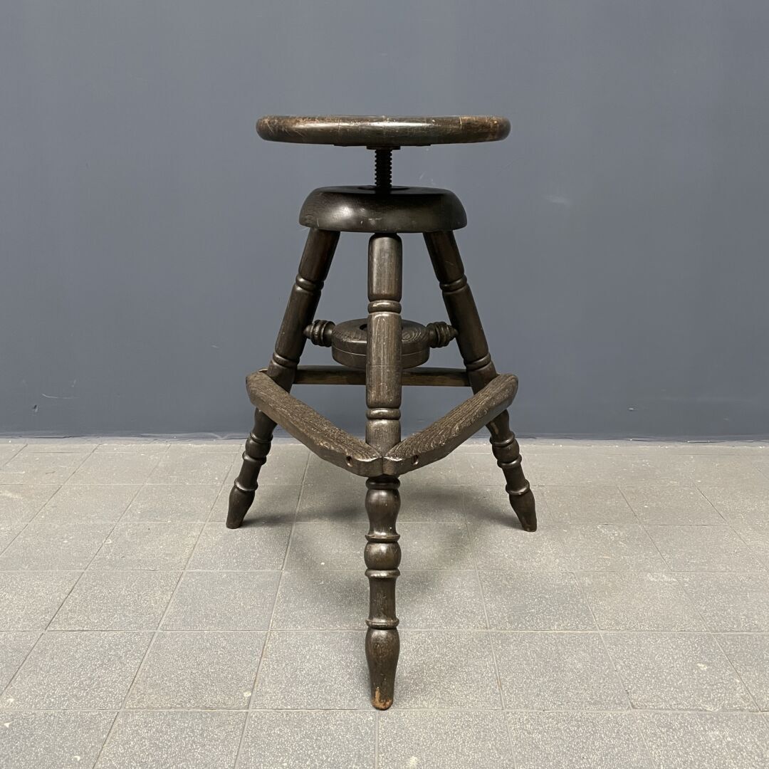 Antieke Donkere Werkstoel Met Spindel photo furniture