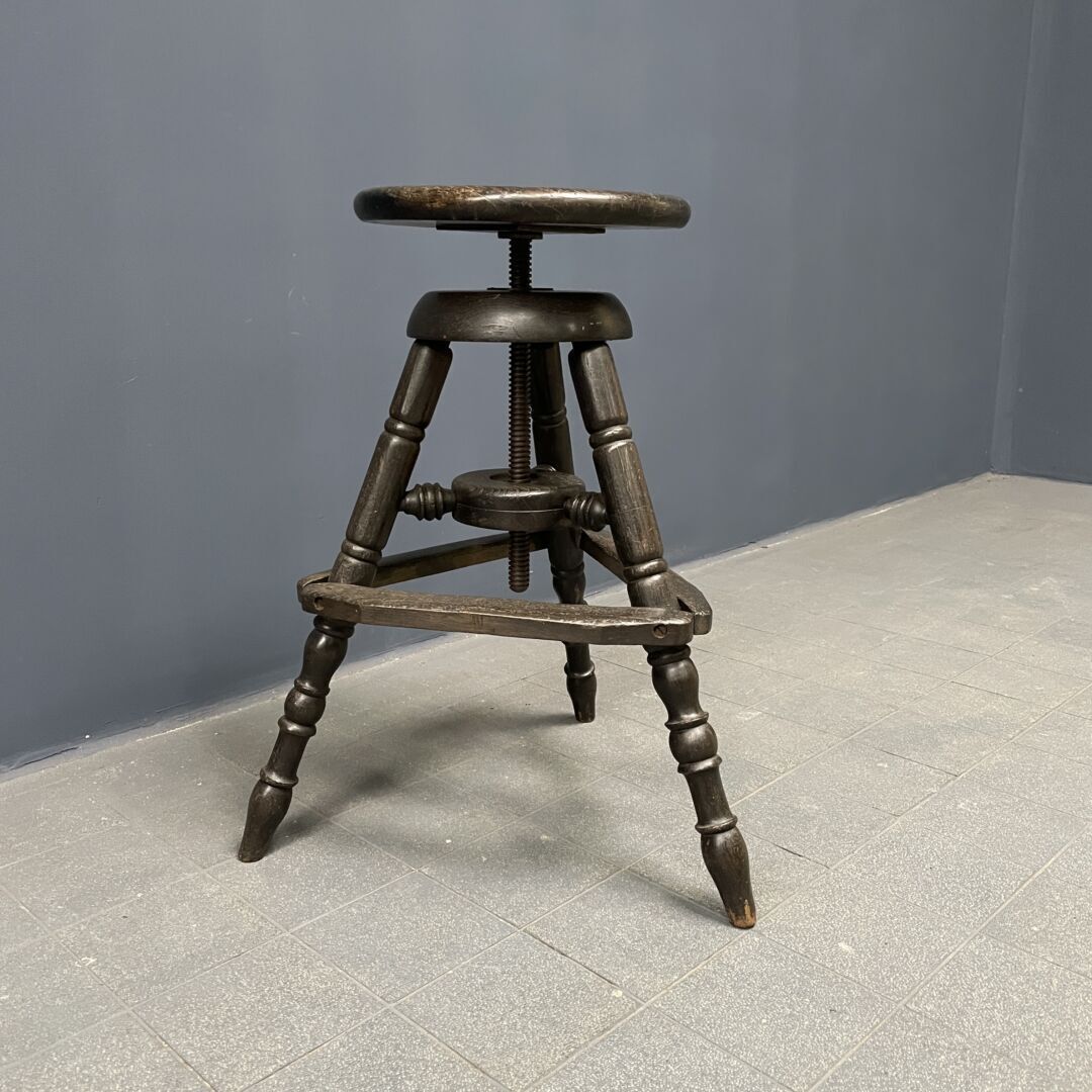 Antieke Donkere Werkstoel Met Spindel photo buy