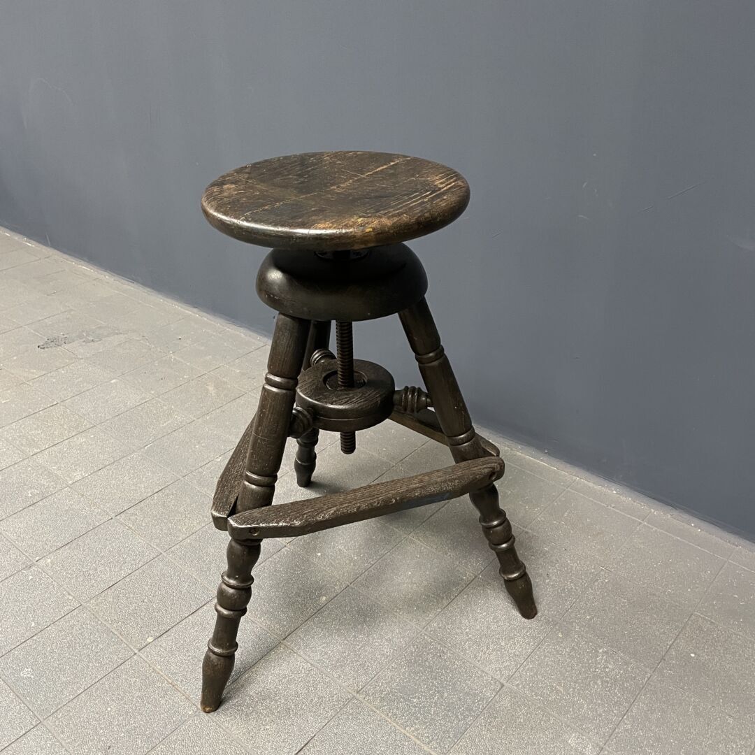 photo for sale Antieke Donkere Werkstoel Met Spindel