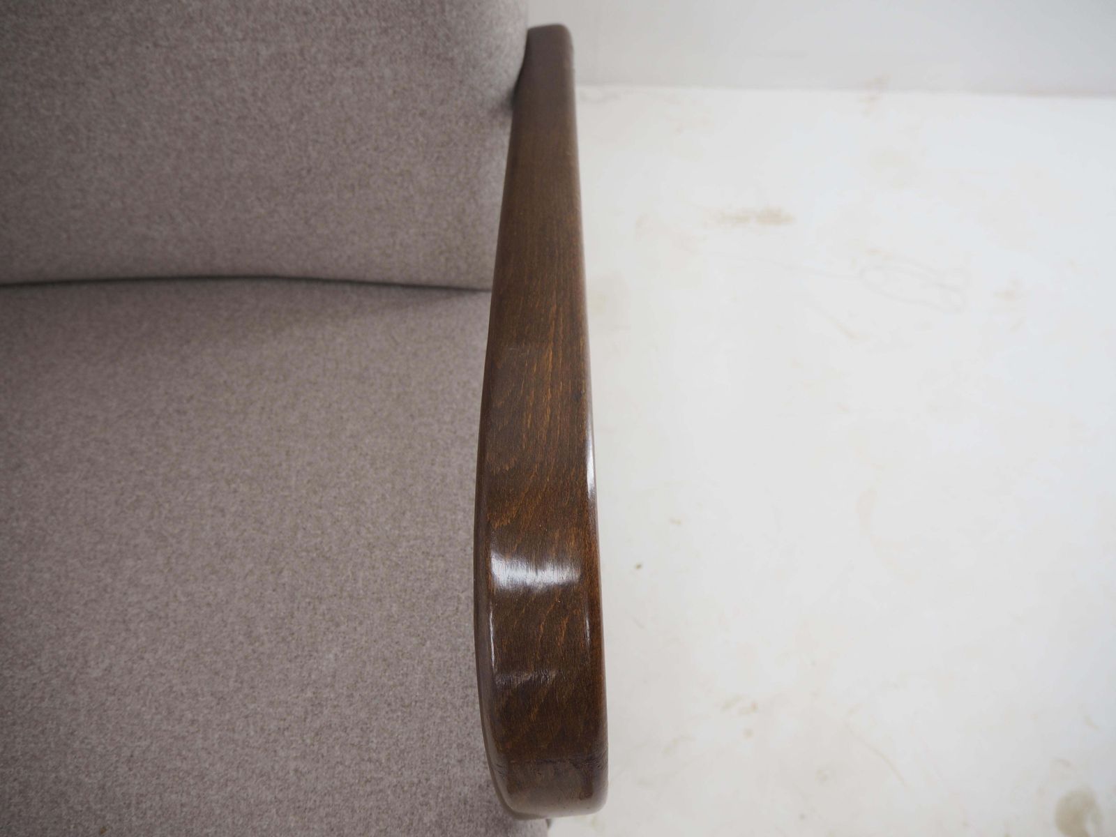 photo furniture Paar beukenhouten fauteuils van Ton/Thonet, ca. jaren 1960, Tsjecho-Slowakije