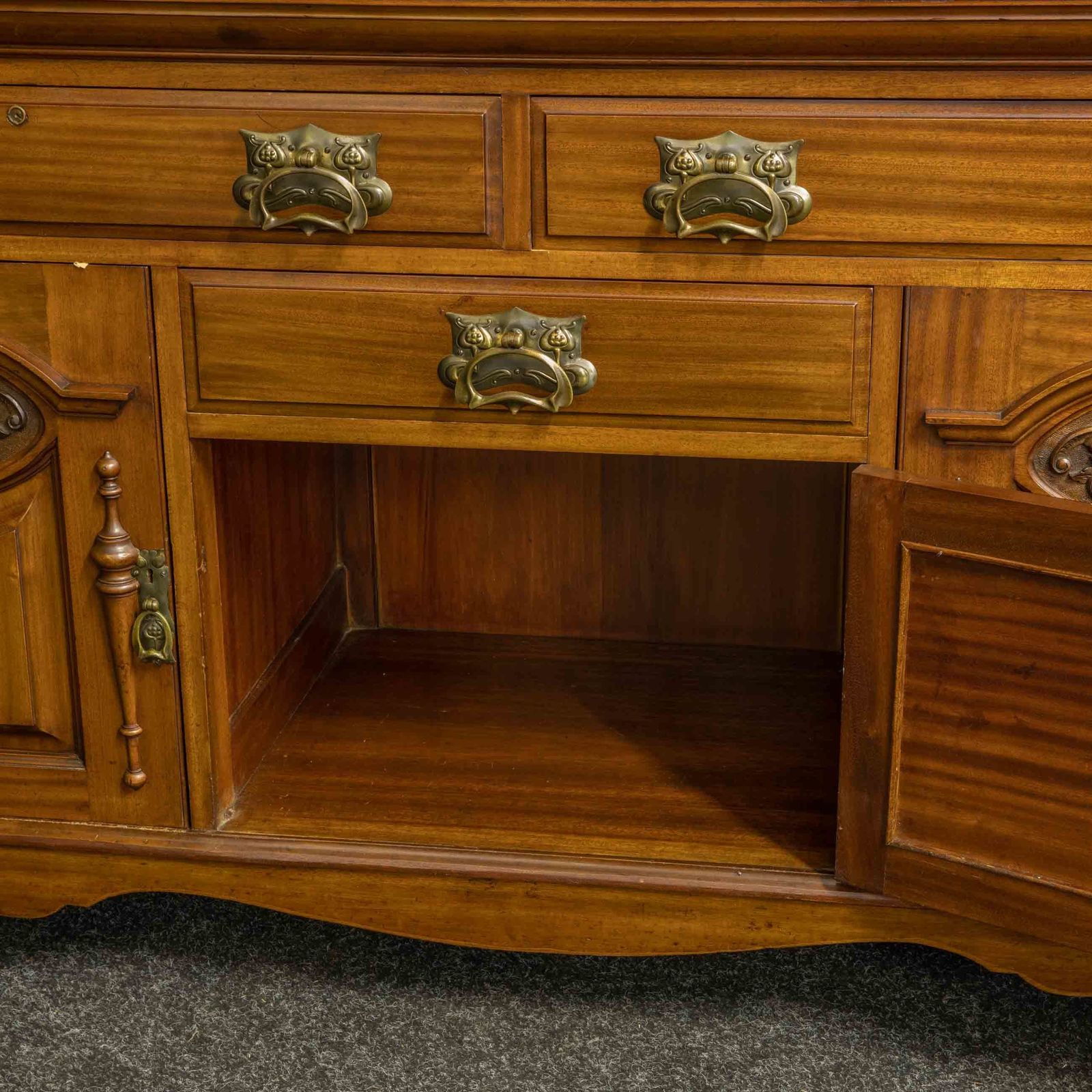 photo furniture Victorian Mahogany Sideboard, 1800s