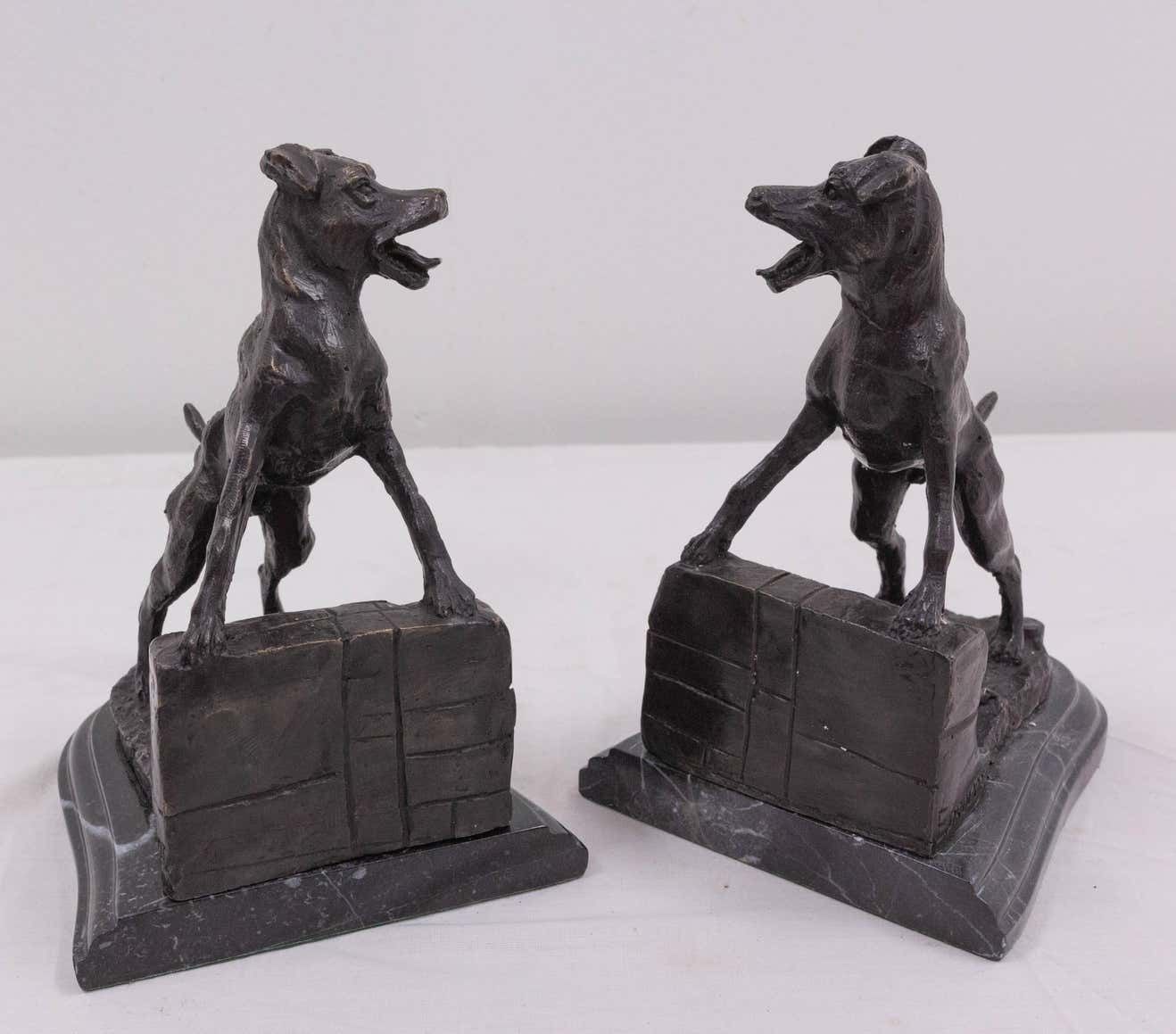 Paire de serre-livres en bronze et marbre, chiens aboyants, par E. Drouot, France, vers 1890 photo vinterior