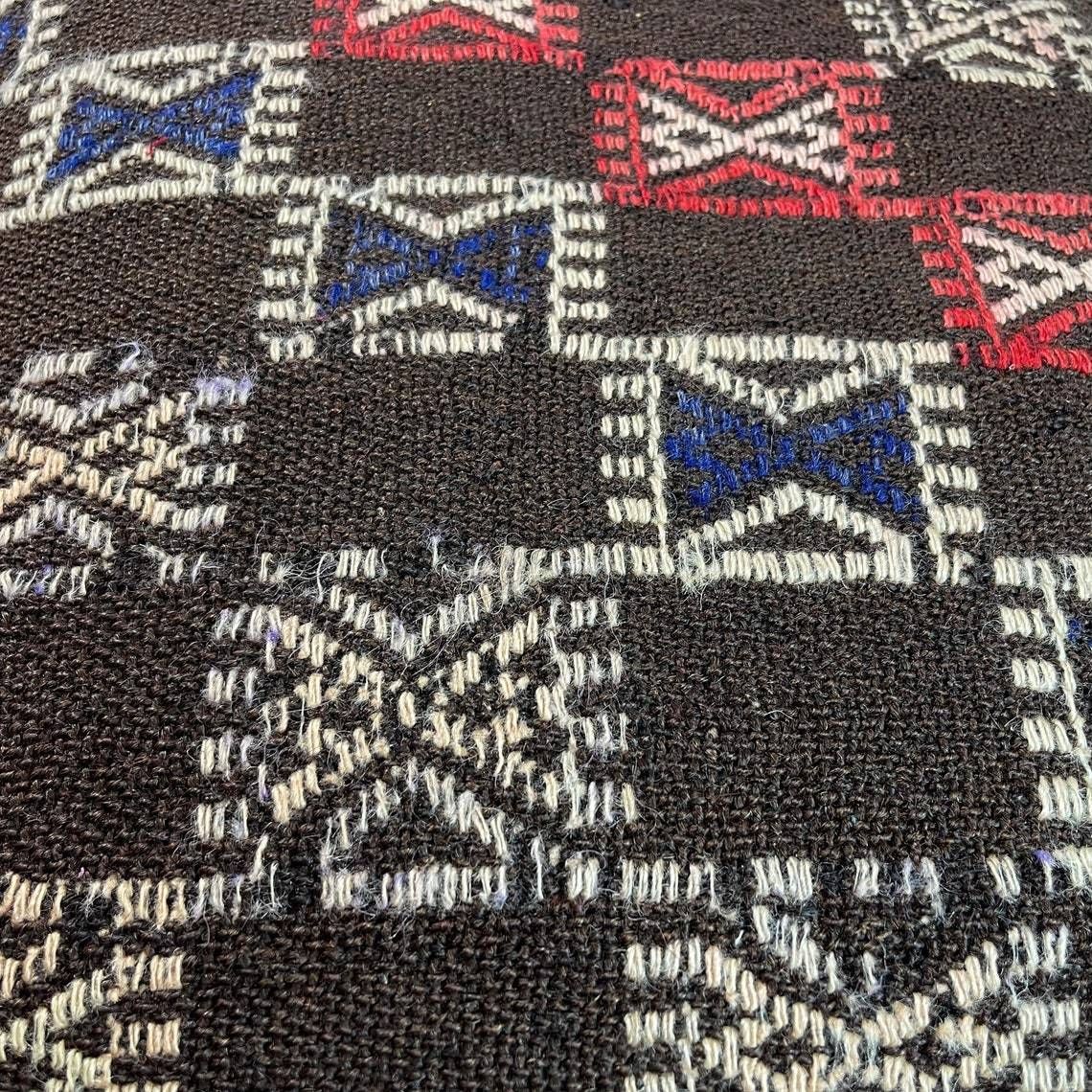 photo furniture Anatolische Handgeweven Kilim Kussenhoes | Tribal Kussen | Etnische Kelim Kussenhoes | 60x60 Cm
