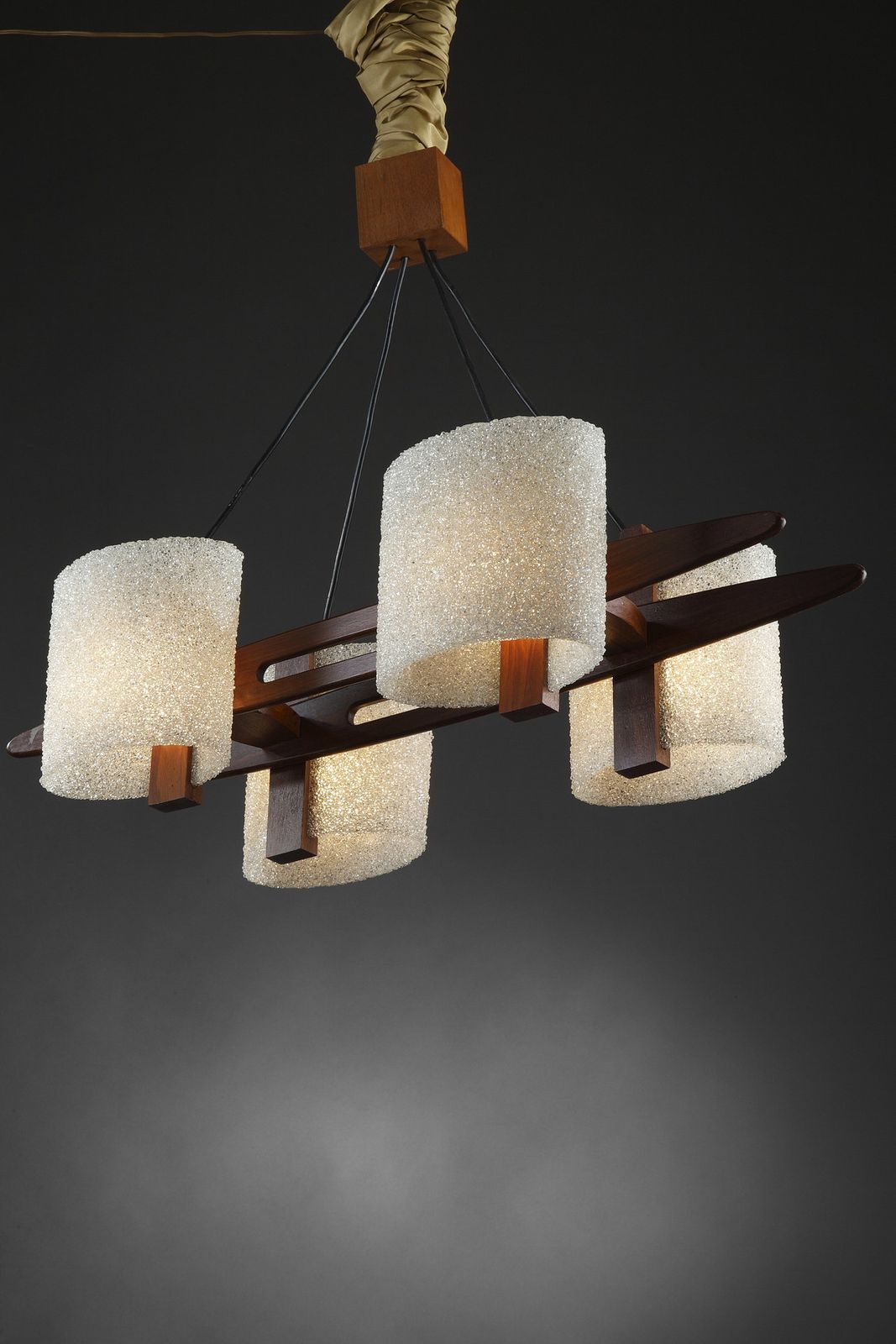 Lampe suspendue scandinave en teck et Perplex granit photo Luminaires