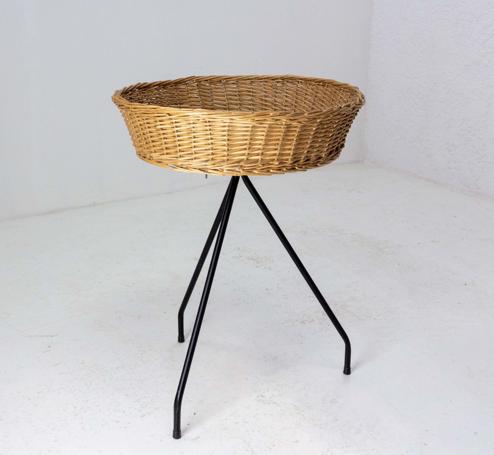 Corbeille française en rotin, pieds en fer, mid-century photo furniture