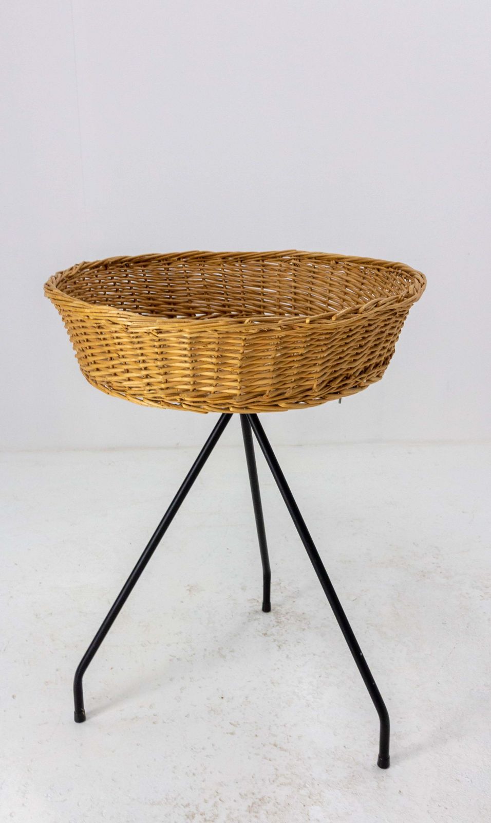 Corbeille française en rotin, pieds en fer, mid-century photo for sale