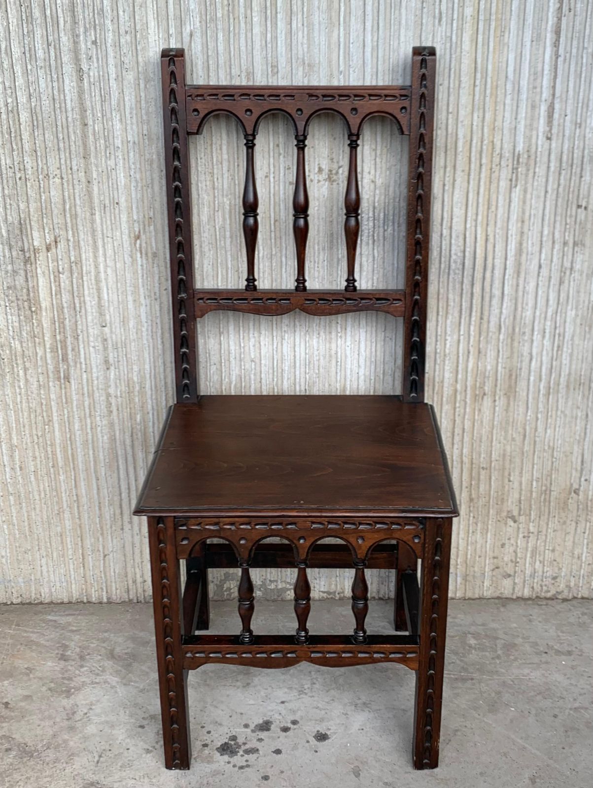 Ensemble de quatre chaises espagnoles sculptées, assise en bois, début du XXe siècle photo for sale