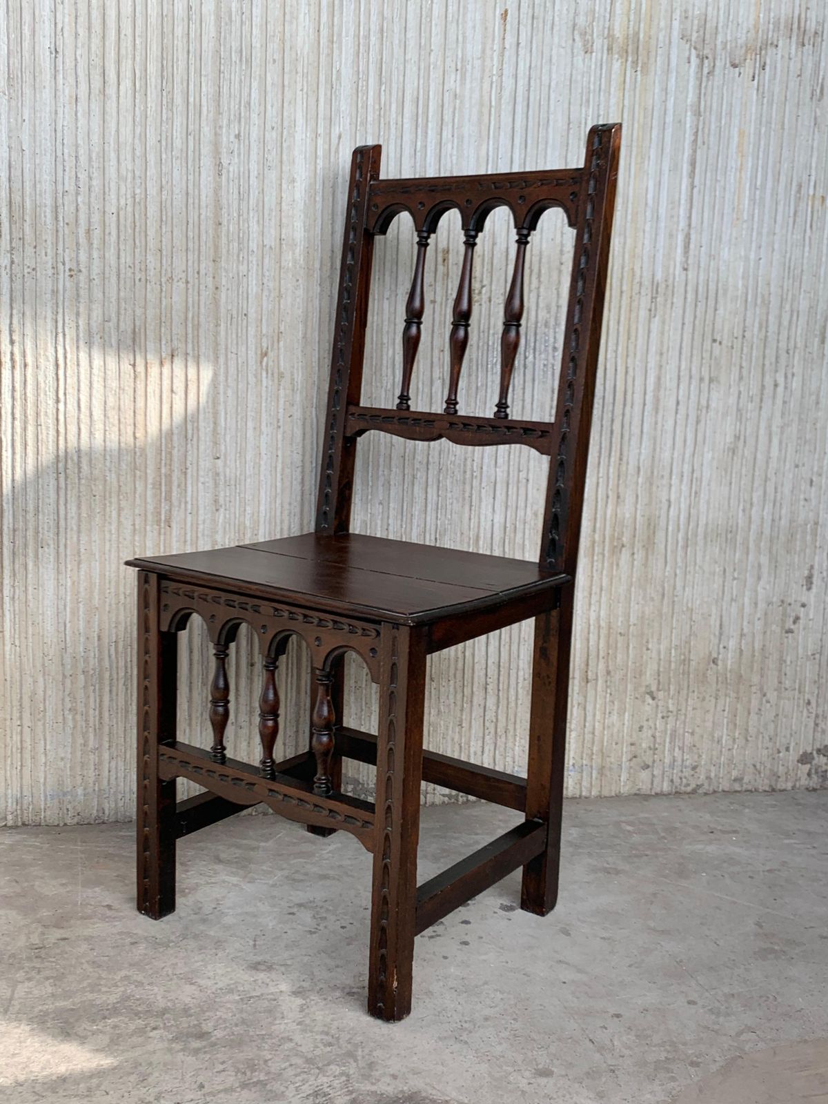 Ensemble de quatre chaises espagnoles sculptées, assise en bois, début du XXe siècle photo buy