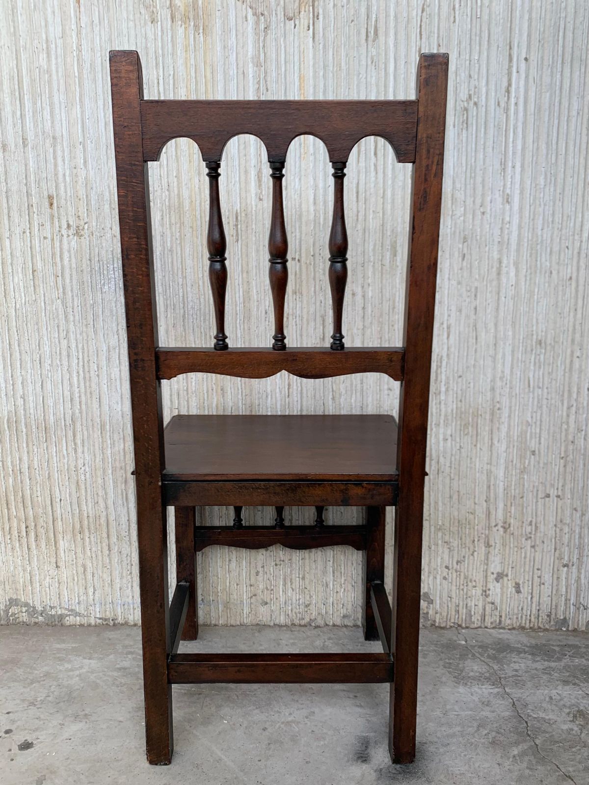 Ensemble de quatre chaises espagnoles sculptées, assise en bois, début du XXe siècle photo vintage