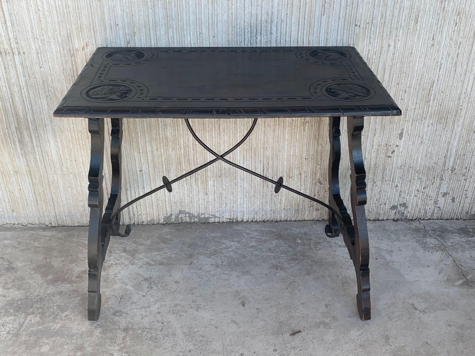 Table d'appoint baroque espagnole, plateau et pieds sculptés, traverses en fer, XIXe siècle photo for sale
