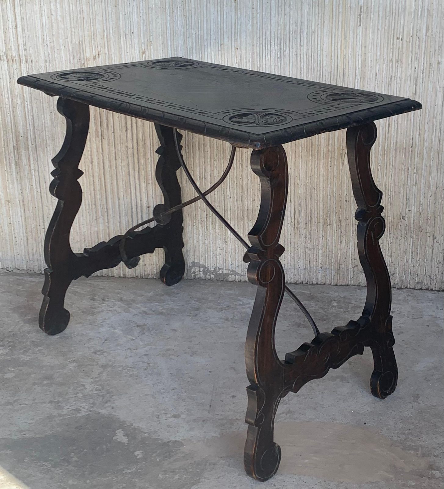 Table d'appoint baroque espagnole, plateau et pieds sculptés, traverses en fer, XIXe siècle photo Mobilier